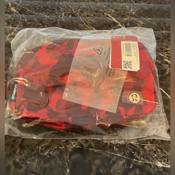 Lululemon New Year Everywhere Belt Bag NWT Rabbits - Picture 7 of 8